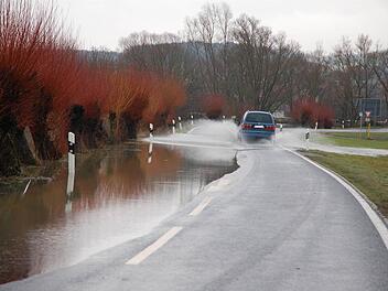 Im Itzgrund greift das Wasser nach den Straßen. Fotos: Rainer Lutz