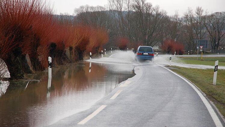Im Itzgrund greift das Wasser nach den Straßen. Fotos: Rainer Lutz