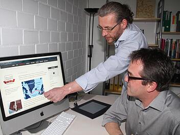 Bernd Mansholt zeigt Matthias Jung die voraussichtliche Route der Grönland-Expedition.  Foto: Gerda Völk