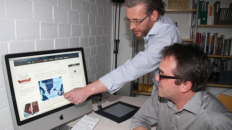 Bernd Mansholt zeigt Matthias Jung die voraussichtliche Route der Grönland-Expedition.  Foto: Gerda Völk