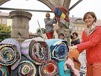 Barbara Luther (vorne) verpackt mit Annemarie Fell, Rita Scholl und Julia Herrlein (im Hintergrund von links) den Brunnen. Foto: Angelika Silberbach
