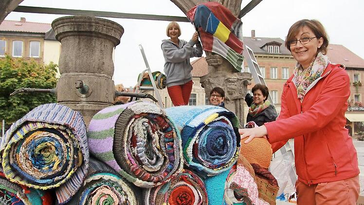 Barbara Luther (vorne) verpackt mit Annemarie Fell, Rita Scholl und Julia Herrlein (im Hintergrund von links) den Brunnen. Foto: Angelika Silberbach