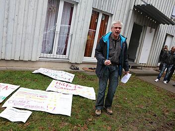 Tom Sauer protestiert gegen die Abschiebung der Asylbewerber-Familie. Foto: Barbara Herbst