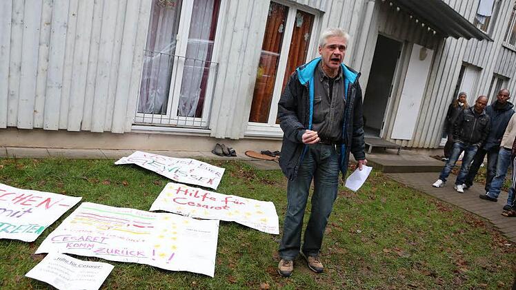 Tom Sauer protestiert gegen die Abschiebung der Asylbewerber-Familie. Foto: Barbara Herbst