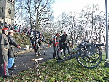 Die amerikanische Bürgerkriegskanone steht bereit, Bürgermeister Thomas Stadelmann hält die Abzugschnur und die Schaulustigen warten...Nicht ganz pünktlich, erst bem dritten Versuch, wurde in Zeil das neue Jahr "angeböllert". Stadelmann nahm's mit Humor. Fotos: Brigitte Krause