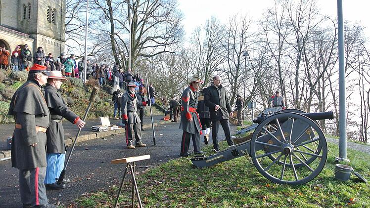 Die amerikanische Bürgerkriegskanone steht bereit, Bürgermeister Thomas Stadelmann hält die Abzugschnur und die Schaulustigen warten...Nicht ganz pünktlich, erst bem dritten Versuch, wurde in Zeil das neue Jahr "angeböllert". Stadelmann nahm's mit Humor. Fotos: Brigitte Krause