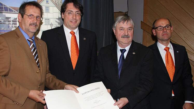 Wolfgang Eck (links) verlieh Herbert Stang die silberne Genossenschaftnadel samt Urkunde.
