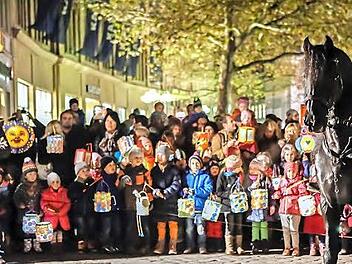 Traditionsreiche Feier vor der Martinskirche: St. Martin reitet hoch zu Roß.  Foto: Matthias Hoch