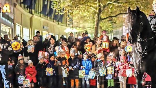 Traditionsreiche Feier vor der Martinskirche: St. Martin reitet hoch zu Roß.  Foto: Matthias Hoch