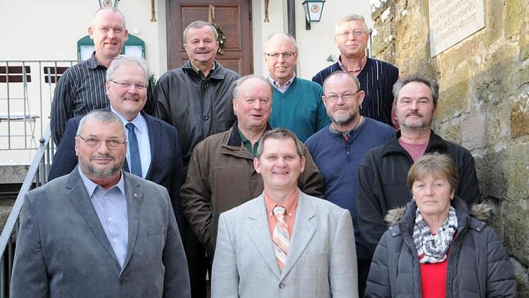 Sie lenken die Geschicke der Schlossberggemeinde Königsberg für weitere zwei Jahre (vorne von links): Zweiter Burgvogt Heinz-Dieter Schmidt, Burgvogt Eddi Klug, Gemeinderätin Inge Schneider; (Mitte, von links): Bürgermeister Claus Bittenbrünn, Gemeinderat Ewald Fischer, Gemeinderat Gerold Sturm, Gemeinderat Udo Grieser; (oben von links): Gemeinderat Herbert Sinner, "Säckelwart" Gerd Kost, Gemeindeschreiber Walter Schneider, Gemeinderat Erich Schulz. Fotos: Gerold Snater