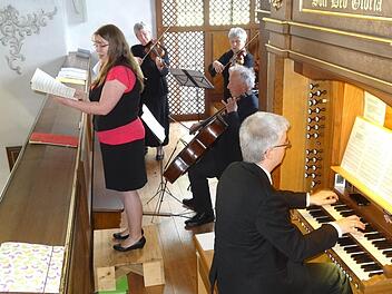 Das 20-jährige Bestehen der Internationalen Valentin-Rathgeber-Gesellschaft wurde mit einem Kirchenkonzert in der Klosterkirche am Kreuzberg gefeiert. Unser Bild zeigt an der Orgel Berthold Gaß, Sängerin Susanne Gaß, Erik Wiesner (Cello) sowie Carola Kroczek und Rosemarie Beer-Schmitt (beide Violine). Foto: Marion Eckert