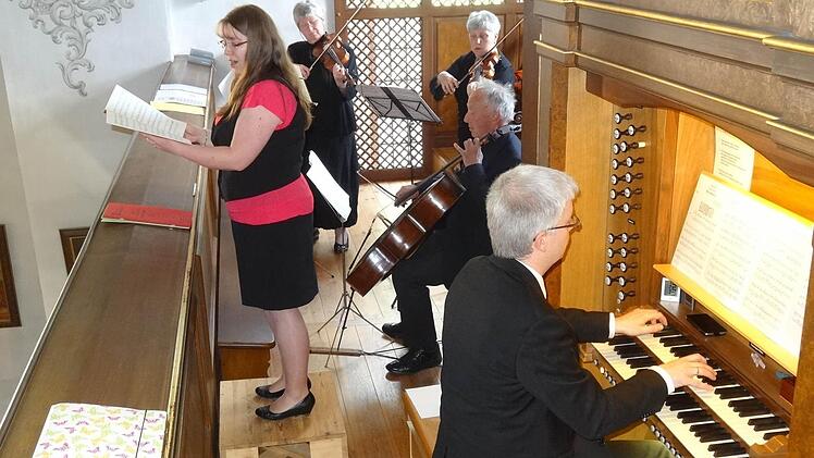 Das 20-jährige Bestehen der Internationalen Valentin-Rathgeber-Gesellschaft wurde mit einem Kirchenkonzert in der Klosterkirche am Kreuzberg gefeiert. Unser Bild zeigt an der Orgel Berthold Gaß, Sängerin Susanne Gaß, Erik Wiesner (Cello) sowie Carola Kroczek und Rosemarie Beer-Schmitt (beide Violine). Foto: Marion Eckert