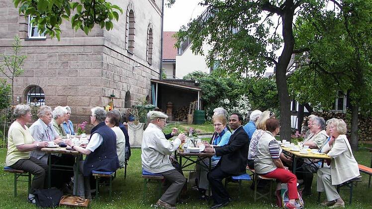 Frühstückstreff mit Pater Kamil Tete MSFS im Pfarrgarten Foto: Manfred Welker