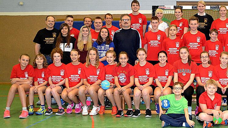 Weihnachtshandball total stand vor Beginn der offiziellen Feierlichkeiten bei den Handballern des TV Ebern auf dem Programm. Ziel war es für die Abteilung das man sich von den Minis bis hinauf zu den Erwachsenen näher kennen lerne. Ein Spektakel das bei alt und jung (gut 70 Personen) bestens ankam und der Spaß und das Miteinander in dieser Sportart ein große Rolle spielte. Fotos: Dietz
