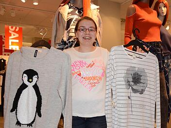 Einkaufsbummel im "Fritz": Lisa-Marie durfte sich gestern Nachmittag bei H & M neu einkleiden. Danach gab's noch heiße Schokolade mit Sahne. Ich möchte mich bei allen bedanken, die uns so viele schöne Sachen geschenkt haben", sagt die 14-Jährige. Foto: Dagmar Besand