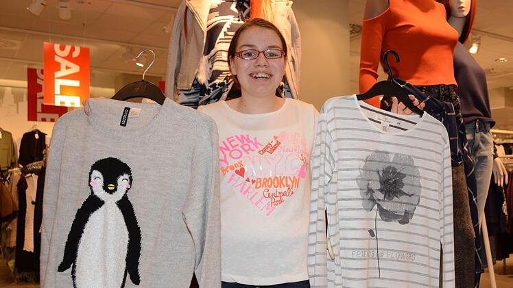 Einkaufsbummel im "Fritz": Lisa-Marie durfte sich gestern Nachmittag bei H & M neu einkleiden. Danach gab's noch heiße Schokolade mit Sahne. Ich möchte mich bei allen bedanken, die uns so viele schöne Sachen geschenkt haben", sagt die 14-Jährige. Foto: Dagmar Besand