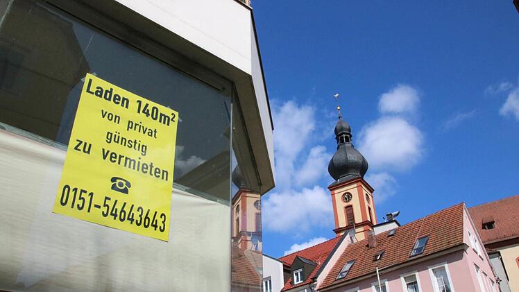 Rund um den Bad Brückenauer Kirchturm stehen jede Menge Läden und Gaststätten leer. An den Mieten liegt es laut Matthias Jost vom Haus- und Grundbesitzerverein Bad Brückenau aber nicht. Foto: Ralf Ruppert