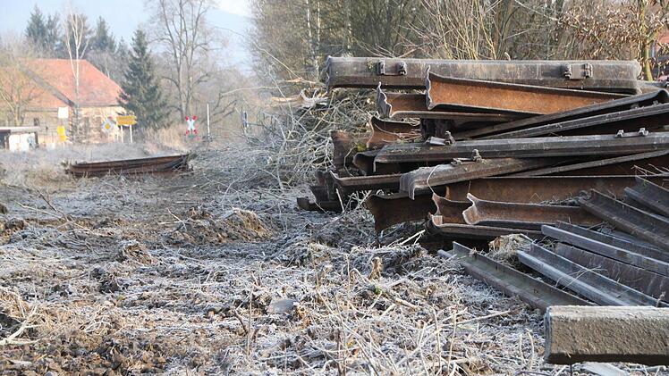 Die abgebauten Schienen werden am Bahnhof Rupboden gelagert und dann abgefahren. Foto: Ulrike Müller