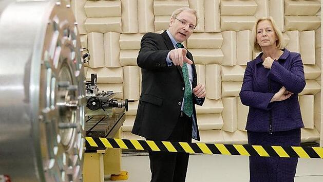 Alfred Pecher, Leiter des Kompetenzzentrums Akustik bei Schaeffler, erl&auml;utert Bundesforschungsministerin Johanna Wanka eine Untersuchung mit einem Laser-Messsystem.  Foto: Schaeffler
