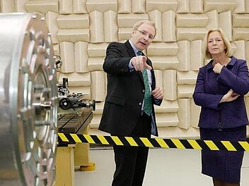 Alfred Pecher, Leiter des Kompetenzzentrums Akustik bei Schaeffler, erläutert Bundesforschungsministerin Johanna Wanka eine Untersuchung mit einem Laser-Messsystem.  Foto: Schaeffler