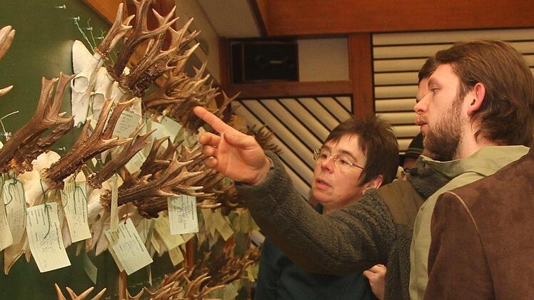 Die Gehörne und Trophäen wurden ganz genau in Augenschein genommen. Foto: Günther Geiling