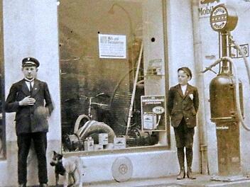 Die Tankstelle Brendel in Behringersmühle wurde 1926 eröffnet.  Fotos/Repro: Josef Hofbauer