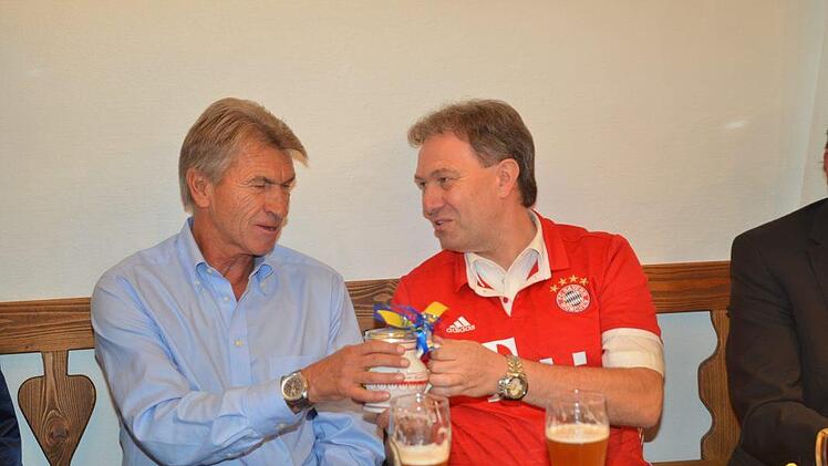 Auch ein Landrat hat ein Fußballherz. Landrat Klaus Löffler überreicht einen besonderen Porzellankrug an Klaus Augenthaler (links) Foto: K. H. Hofmann