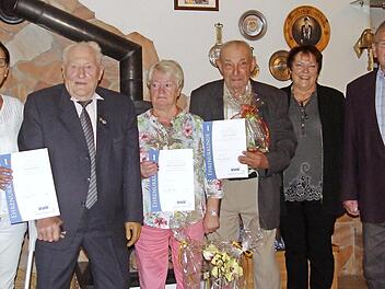 Die VdK-Kreisvorsitzende, Michaela Metz, (von links) ehrte Karl Hartmann (60 Jahre), Helene Wehner-Grom und Ernst Schlereth (25 Jahre), es gratulierten die Ortsvorsitzende Lydia Gerlach und deren Vorgänger und jetziger Ehrenvorsitzender Walter Schmitt.  Foto: Wolfgang Wimmel