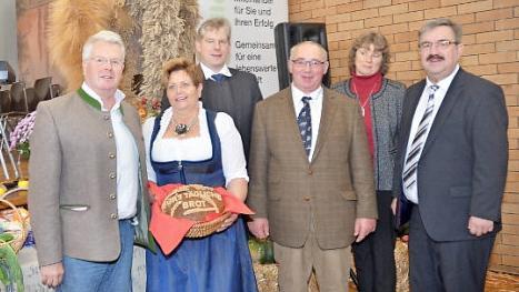 Beim Erntedankfest in Mitwitz (v.l.): Freiherr Ludwig von Lerchenfeld, Landesbäuerin Anneliese Göller, Klaus Siegelin (stellvertretender Kreisobmann), Erwin Schwarz (Kreisobmann), Rosa Zehnter (Kreisbäuerin), Jürgen Kern (2. Bürgermeister Mitwitz).