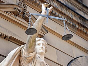 Weil er zwei Mal mit herunterlassener Hose in einem Gebüsch gestanden haben soll, muss sich ein Rentner aus Kulmbach vor Justitia verantworten. Symbolfoto: Stefan Puchner/dpa