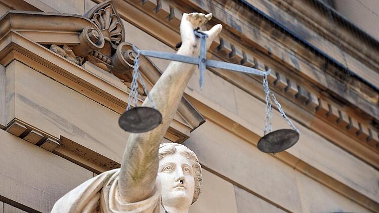 Weil er zwei Mal mit herunterlassener Hose in einem Gebüsch gestanden haben soll, muss sich ein Rentner aus Kulmbach vor Justitia verantworten. Symbolfoto: Stefan Puchner/dpa