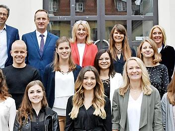 Die neuen Lehrer (vorne von links): Miriam Abert, Silke Dittrich, Nathalie Weiser, Milena Neudek, Evelyn Schirmer, Lena Schmuck, Maria-Magdalena Seeber und (dahinter von links) Philipp Werb, Bastian Rößner, Julia Bayer, Sina Ritter, Judith Saftenberger, Nina Schneidawind und (oben von links): Personalratsvorsitzender Matthias Weinberger, stellvertretender Landrat Michael Ziegler, Schulrätin Susanne Vodde, Seminarrektorin Nicole Maag, Schulamtsdirektorin Claudia Schmidt und Seminarrektorin Pia...