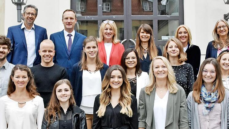 Die neuen Lehrer (vorne von links): Miriam Abert, Silke Dittrich, Nathalie Weiser, Milena Neudek, Evelyn Schirmer, Lena Schmuck, Maria-Magdalena Seeber und (dahinter von links) Philipp Werb, Bastian Rößner, Julia Bayer, Sina Ritter, Judith Saftenberger, Nina Schneidawind und (oben von links): Personalratsvorsitzender Matthias Weinberger, stellvertretender Landrat Michael Ziegler, Schulrätin Susanne Vodde, Seminarrektorin Nicole Maag, Schulamtsdirektorin Claudia Schmidt und Seminarrektorin Pia...