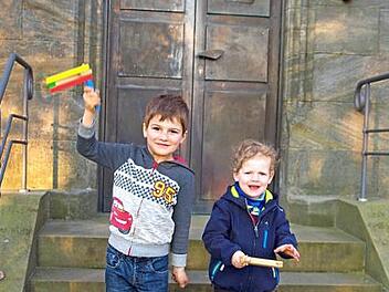 Der fünfjährige Jonas und der dreijährige Lukas Günthner stehen schon in den Startlöchern, um am heutigen Gründonnerstagabend im Kapellenweg ihre Raspeln ertönen zu lassen. Foto: Thomas Hümmer