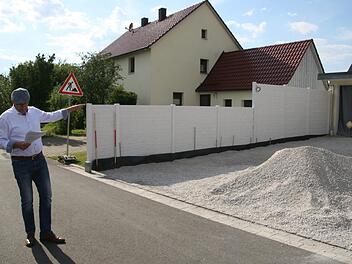 Von der Mauer muss das erste Zaunsegment entfernt werden, damit die Sicht für die Ausfahrt vom Grundstück erhalten bleibt. Darauf wies der Bürgermeister Claus Schwarzmann hin.  Foto: Sylvia Hubele