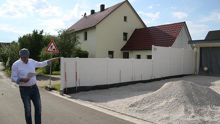 Von der Mauer muss das erste Zaunsegment entfernt werden, damit die Sicht für die Ausfahrt vom Grundstück erhalten bleibt. Darauf wies der Bürgermeister Claus Schwarzmann hin.  Foto: Sylvia Hubele