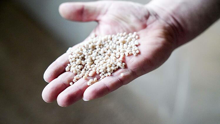 Mineraldünger ist besser dosierbar als Gülle oder Kompost. Foto: Adriane Lochner