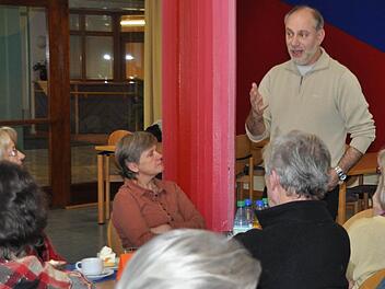 Im Erzählcafé des Vereins für Heimatgeschichte im Grabfeld e.V. im Mehrgenerationenhaus St. Michael war Kaplan Stefan Beetz zu Gast. Dort gratulierte man ihm zunächst zum 45. Geburtstag, bevor er aus seinem Leben erzählte. Foto: Friedrich