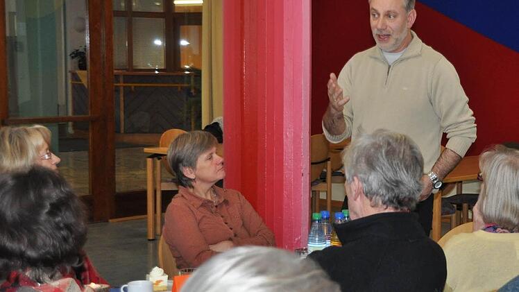 Im Erzählcafé des Vereins für Heimatgeschichte im Grabfeld e.V. im Mehrgenerationenhaus St. Michael war Kaplan Stefan Beetz zu Gast. Dort gratulierte man ihm zunächst zum 45. Geburtstag, bevor er aus seinem Leben erzählte. Foto: Friedrich