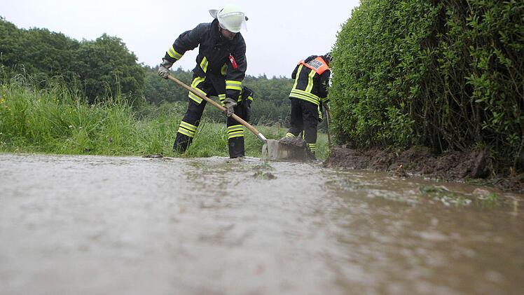 Bereits am Sonntag musste die Feuerwehr ausrücken. Hier in Schammelsdorf drohten Häuser vom aufgestauten Regenwasser überschwemmt zu werden. Foto: News5 / Herse