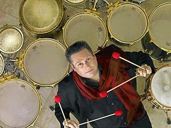 Peter Sadlo tritt am Freitag im Redoutensaal in Erlangen auf. Der Ausnahmeschlagzeuger wird von Weggefährten begleitet, mit denen er unter anderem ein ganz ungewöhnliches Instrument spielen wird. Foto: PR