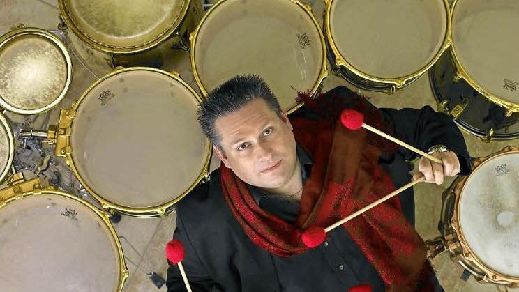 Peter Sadlo tritt am Freitag im Redoutensaal in Erlangen auf. Der Ausnahmeschlagzeuger wird von Weggefährten begleitet, mit denen er unter anderem ein ganz ungewöhnliches Instrument spielen wird. Foto: PR