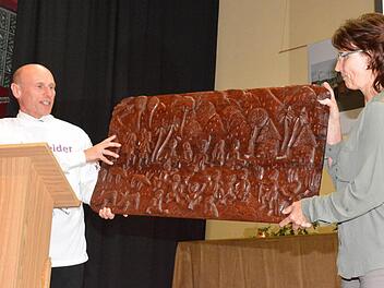 Eine Holzschnitzerei mit dem Hl. Abendmahl aus Papua Neuguinea überreichte Pfarrer Stephan Aupperle und seine Frau Sabine den Ermershäusern. Foto: Schmidt