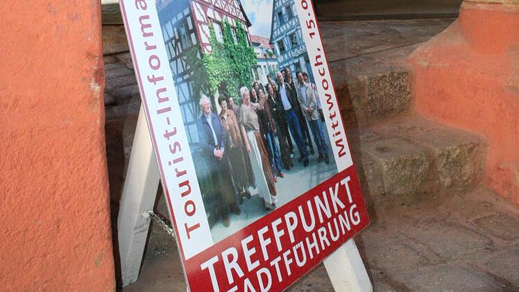 Der Treffpunkt für die Stadtführungen ist vor der Tourist-Info.