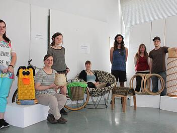 Alle sieben Absolventen der Berufsfachschule für Flechtwerkgestaltung mit ihren Abschlussstücken. Foto: Popp