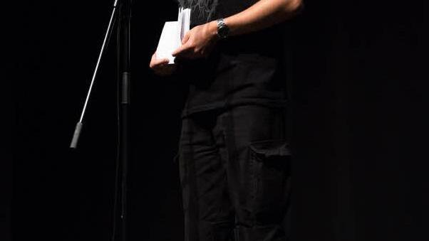 Dominic Hopp aus Bayreuth bei seinem ersten Slamauftritt. Foto: Florian Just