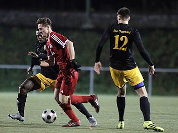 Der Hallstadter Michael Pfänder (rotes Trikot) behauptet sich gegen Kingsley Osuji (hinten) und Thomas Reuß vom RSC Oberhaid. Fotos: sportpress