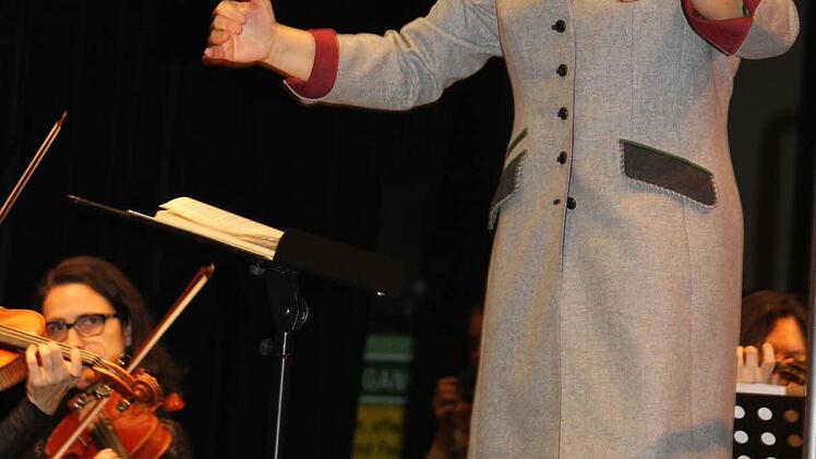 Die Dirigentin hat sichtlich Freude beim Auftritt.