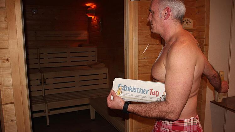 Was hier ein Angestellter des Forchheimer Königsbads demonstriert, ist verboten: eine Zeitung als Unterlage mit in die Sauna nehmen.  Foto: Andreas Schmitt