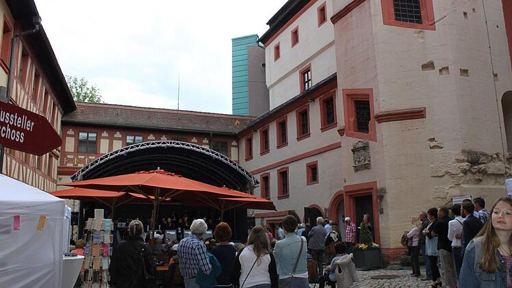 Zum Kunsthandwerkermarkt und verkaufsoffenen Sonntag waren zahlreiche Besucher gekommen. Foto: Carmen Schwind
